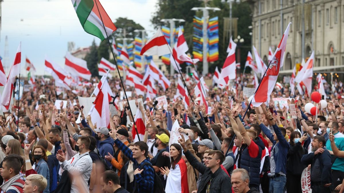 Bělorusko znovu na nohou. V Minsku protestují desetitisíce lidí